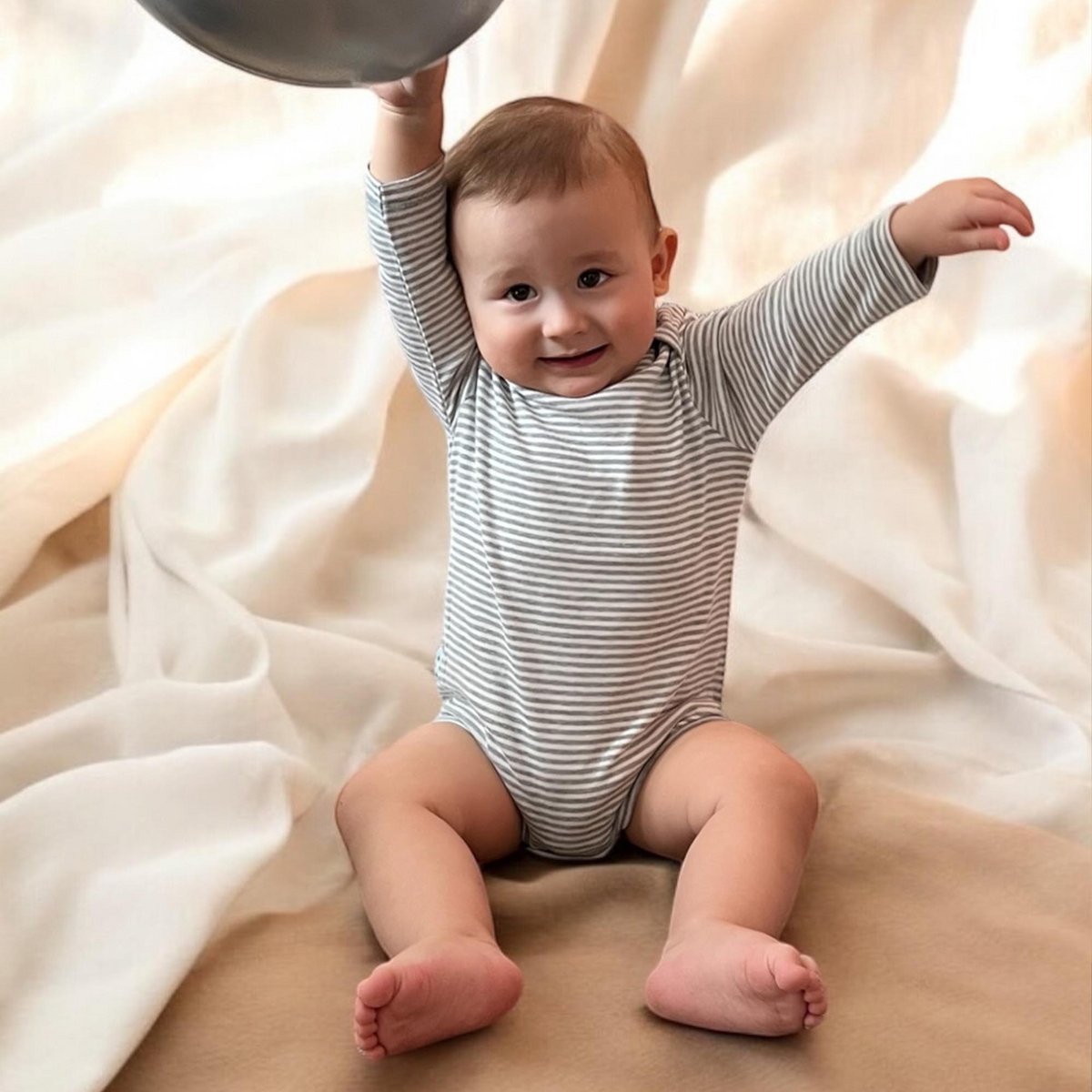 OrganicEra Baby Langarmbody grau gestreift | GOTS-zertifiziert & aus Bio-Baumwolle