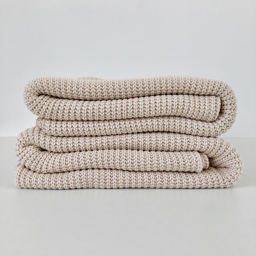 Große Strickdecke für Babys – Zeitlose Geborgenheit zum Einkuscheln
