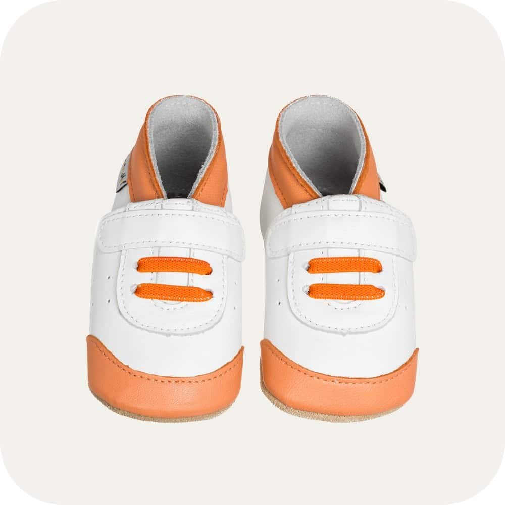 Orange-weiße Babyhausschuhe aus Leder – Weich, sicher und farbenfroh