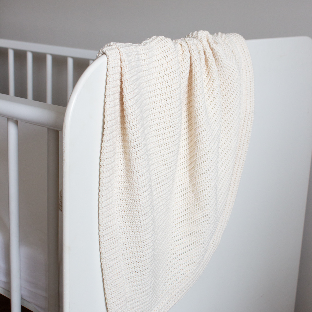 Große Strickdecke für Babys – Zeitlose Geborgenheit zum Einkuscheln