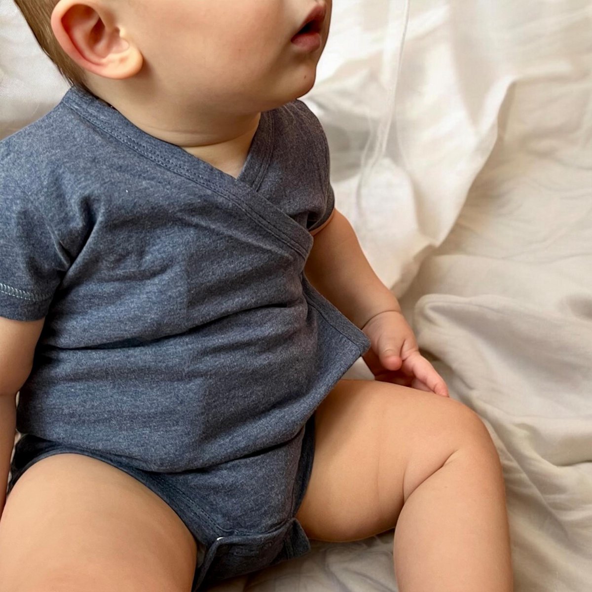 Bio-Kimono-Body für Babys in Indigo | OrganicEra