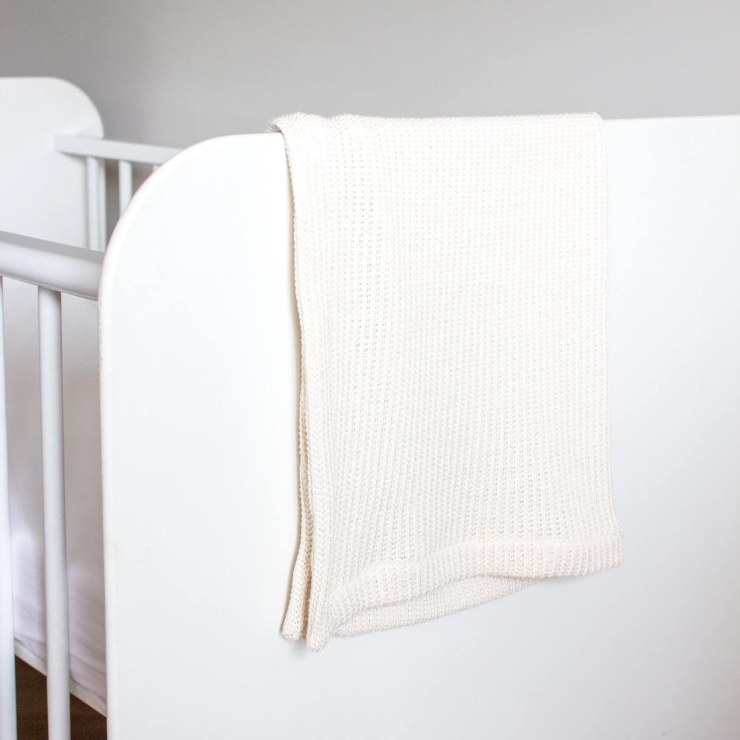 Große Strickdecke für Babys – Zeitlose Geborgenheit zum Einkuscheln
