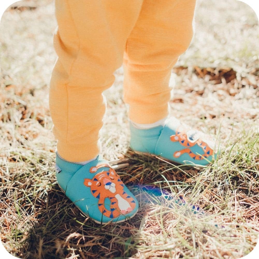 Weiche Wildleder-Lauflernschuhe mit Tiger-Motiv – Perfekt für kleine Entdecker