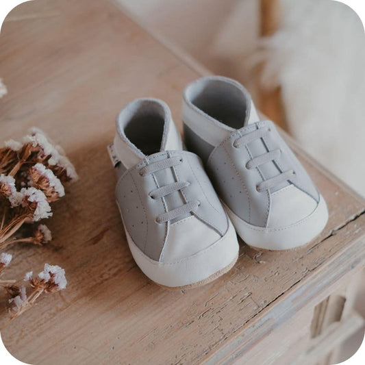 Graue Lauflernschuhe aus Wildleder – Weich, flexibel & perfekt für kleine Füße