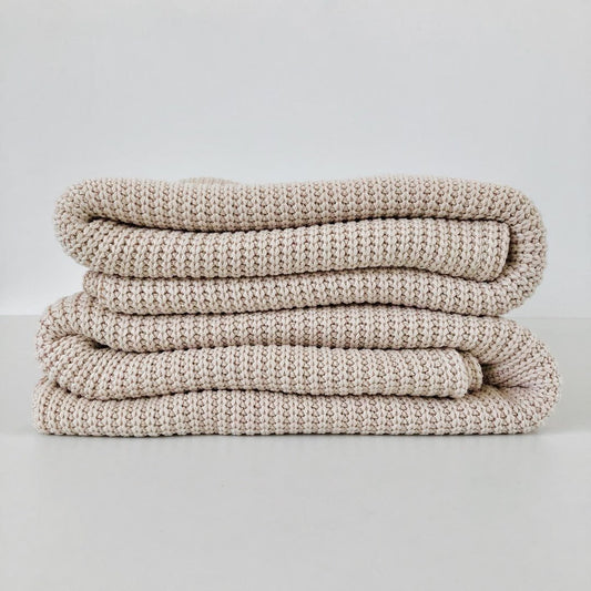 Große Strickdecke für Babys – Zeitlose Geborgenheit zum Einkuscheln