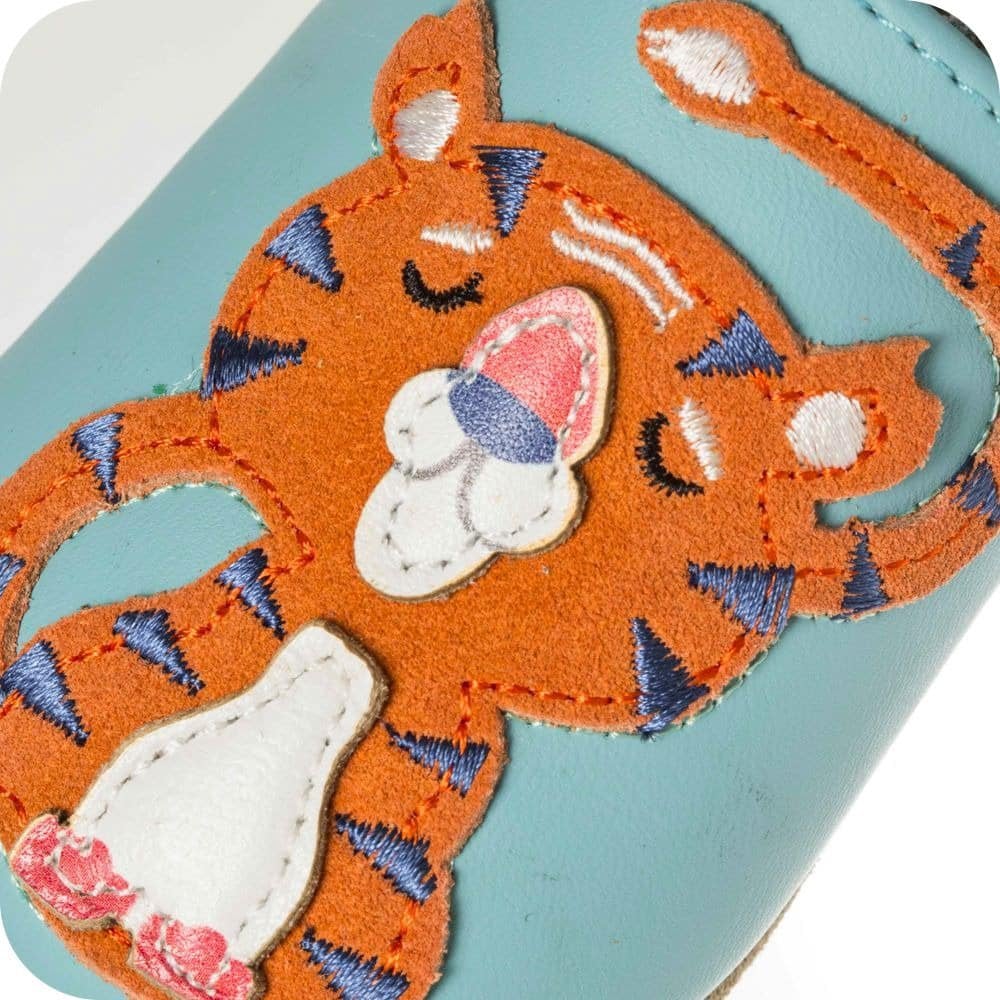 Weiche Wildleder-Lauflernschuhe mit Tiger-Motiv – Perfekt für kleine Entdecker